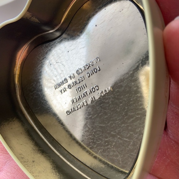 Vintage Heart Metal Tin made in England / Small Vintage Tin / Heart Keepsake Tin - Picture 12 of 16